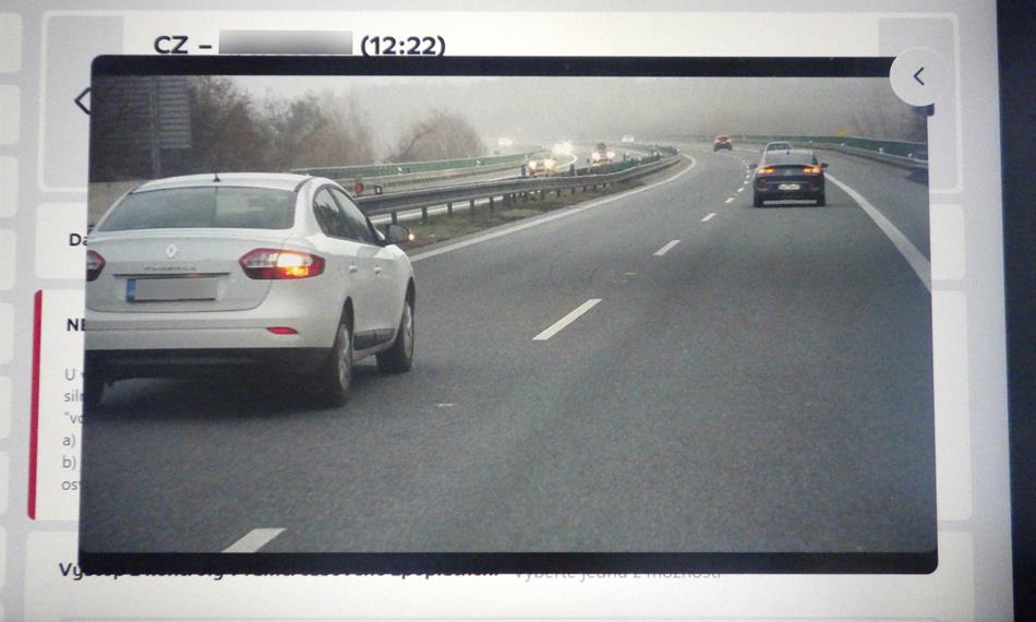 Automobil zachycený v aplikaci na kontrolu dálničních známek